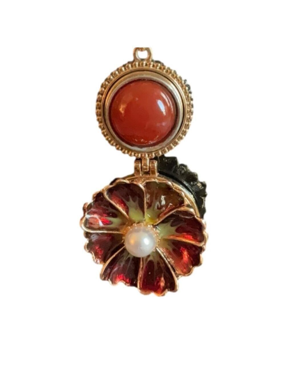 Gold Tone Pendant Necklace with Snaps